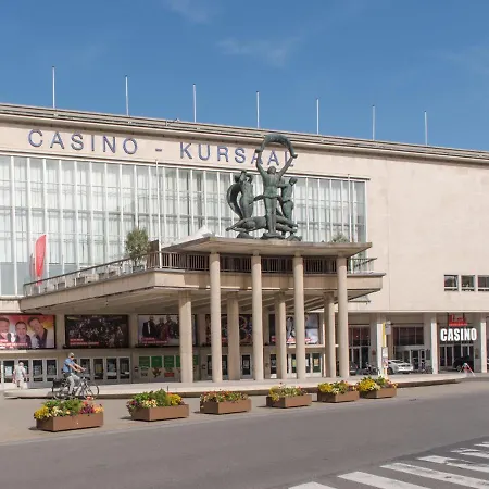 Zeestation With Parking By Interhome דירה